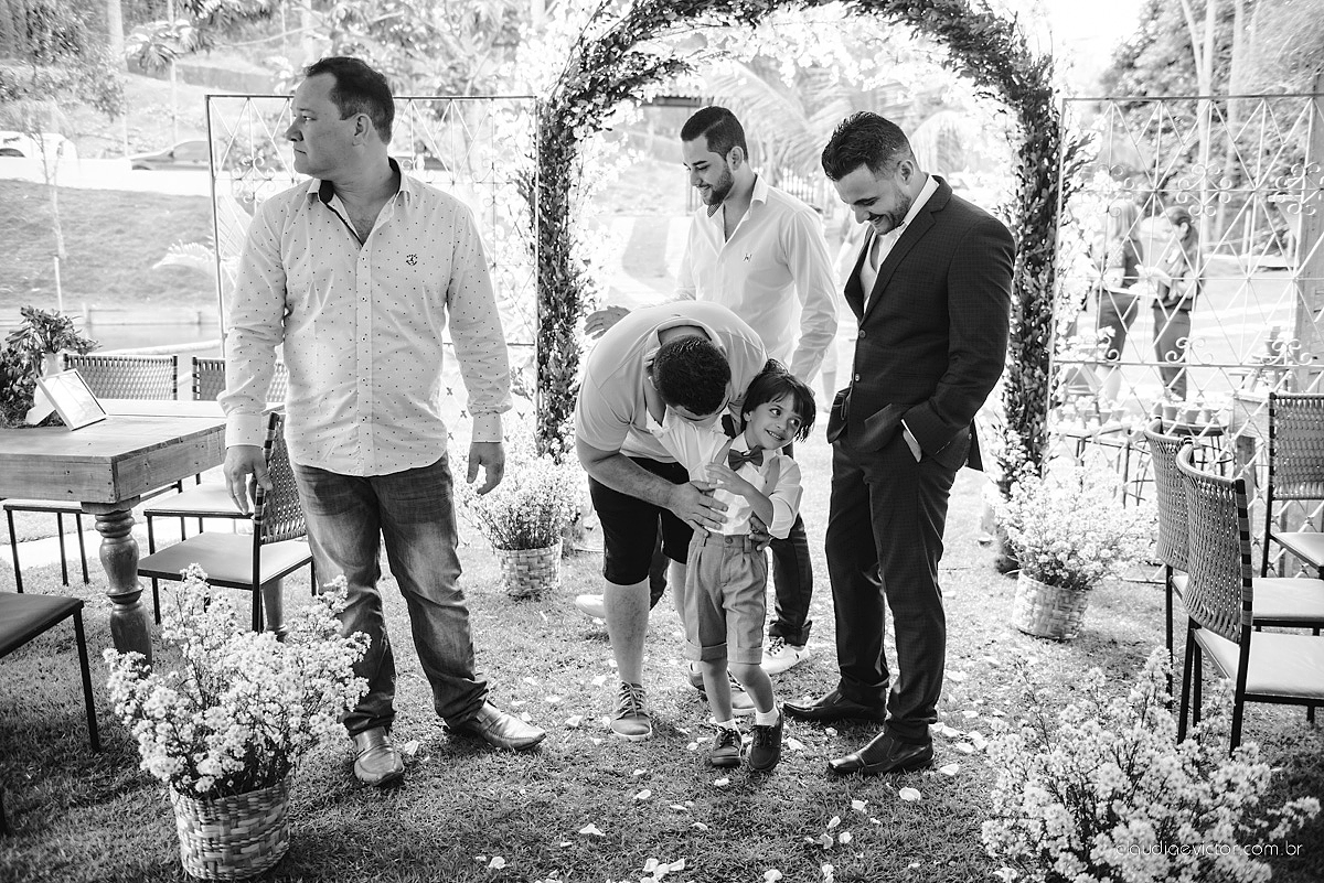 Lindo casamento familiar realizado ao ar livre num sítio em Santa Leopoldina por fotógrafos de casamento de vila velha fotógrafos de casamento de vitória fotógrafos de casamento de serra ES com noivo e noiva e pajens com lago e muita dança