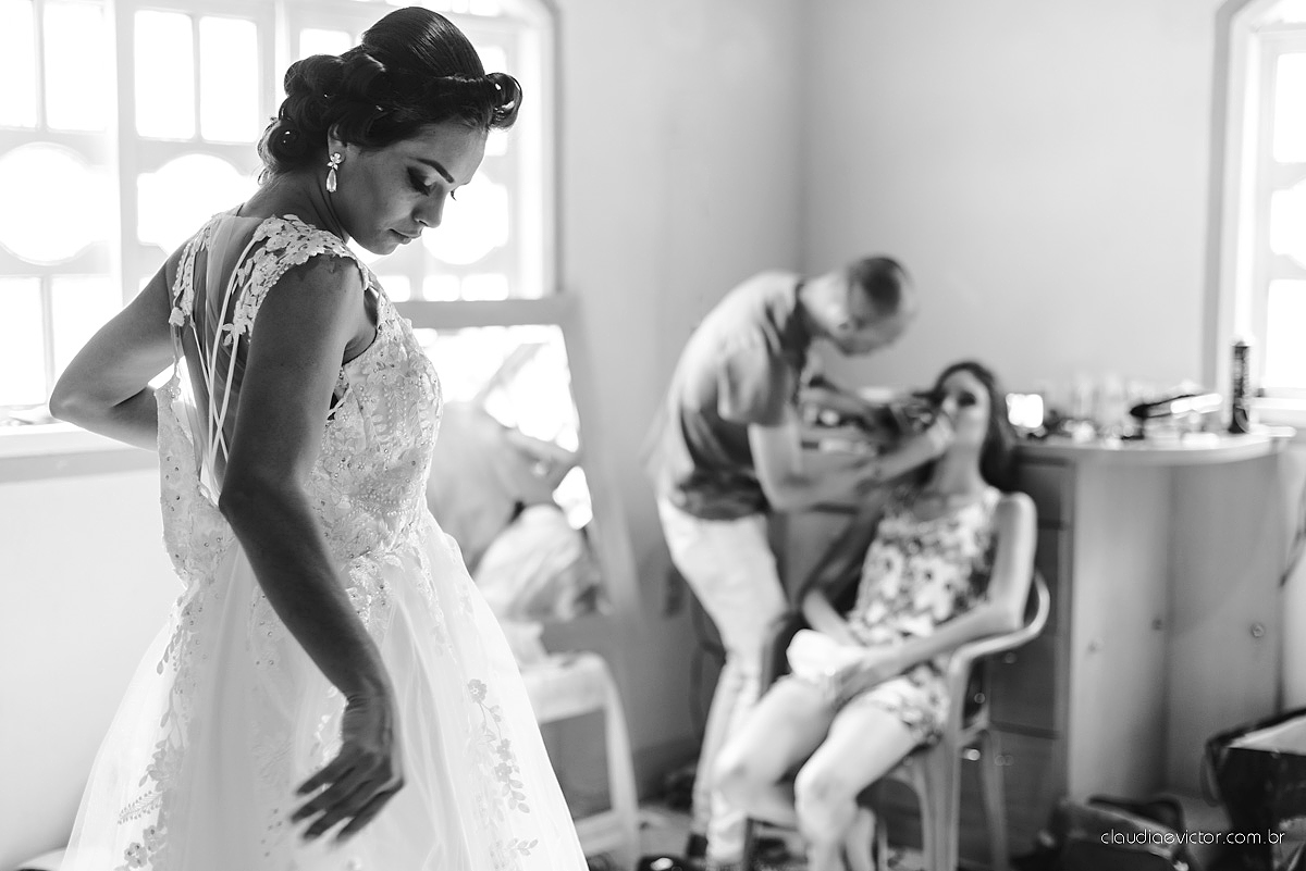 Lindo casamento familiar realizado ao ar livre num sítio em Santa Leopoldina por fotógrafos de casamento de vila velha fotógrafos de casamento de vitória fotógrafos de casamento de serra ES com noivo e noiva e pajens com lago e muita dança
