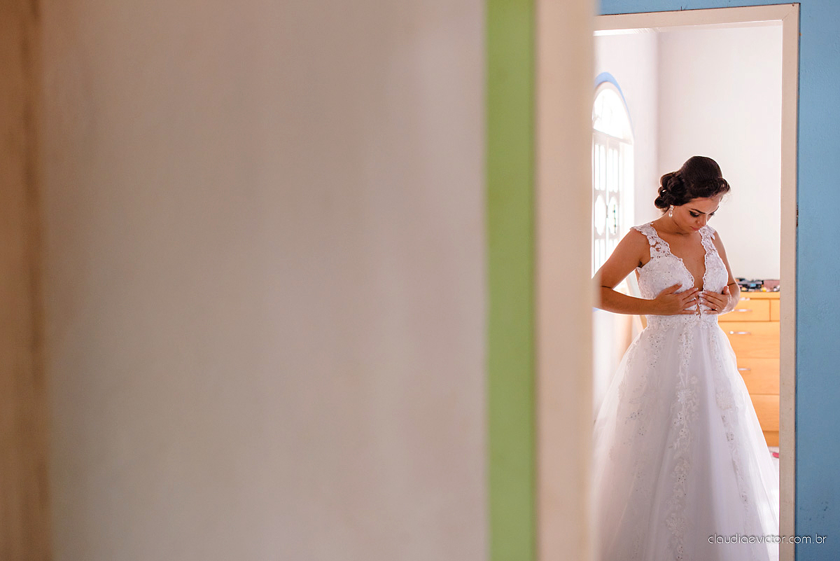 Lindo casamento familiar realizado ao ar livre num sítio em Santa Leopoldina por fotógrafos de casamento de vila velha fotógrafos de casamento de vitória fotógrafos de casamento de serra ES com noivo e noiva e pajens com lago e muita dança