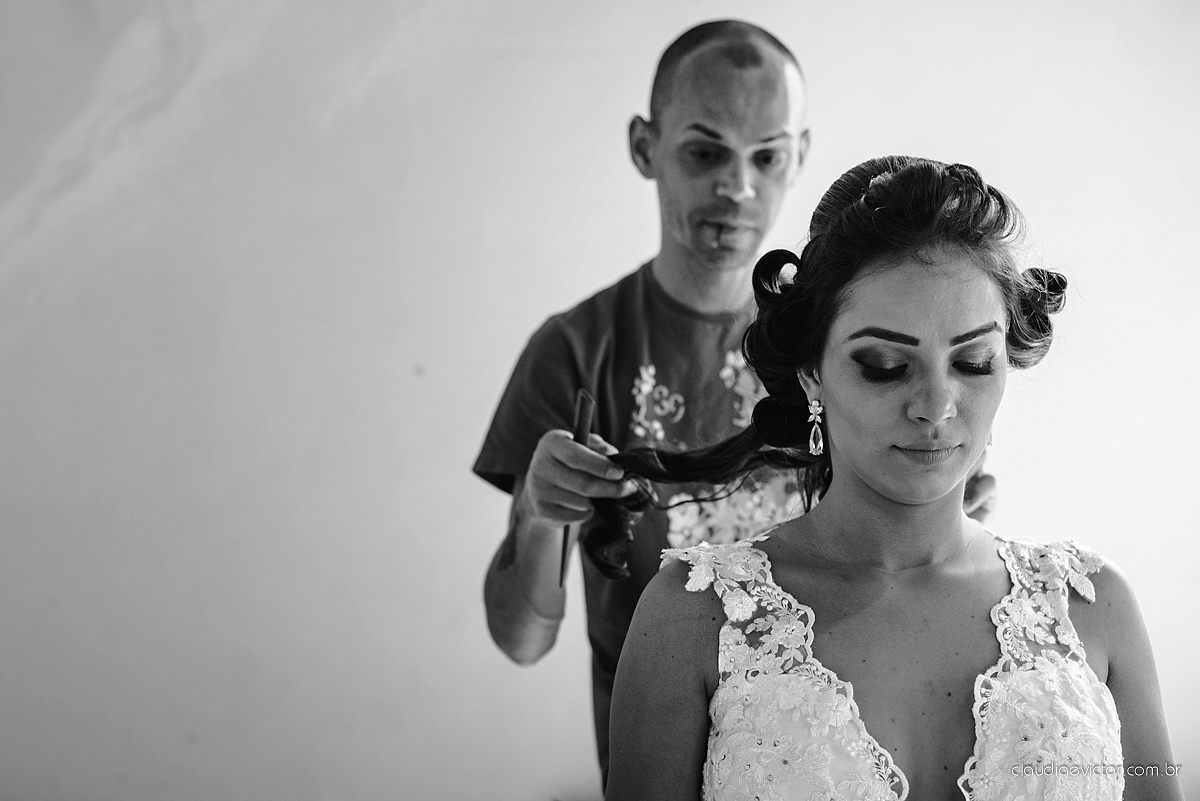 Lindo casamento familiar realizado ao ar livre num sítio em Santa Leopoldina por fotógrafos de casamento de vila velha fotógrafos de casamento de vitória fotógrafos de casamento de serra ES com noivo e noiva e pajens com lago e muita dança