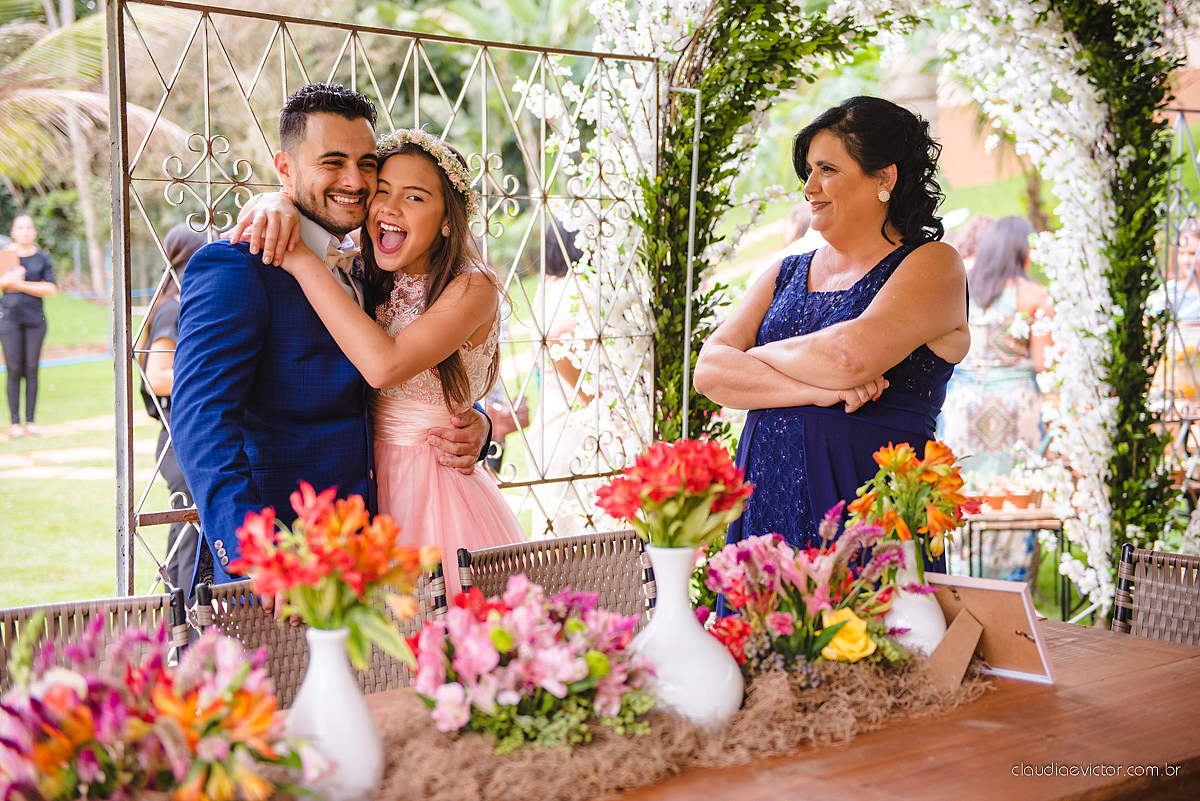 Lindo casamento familiar realizado ao ar livre num sítio em Santa Leopoldina por fotógrafos de casamento de vila velha fotógrafos de casamento de vitória fotógrafos de casamento de serra ES com noivo e noiva e pajens com lago e muita dança