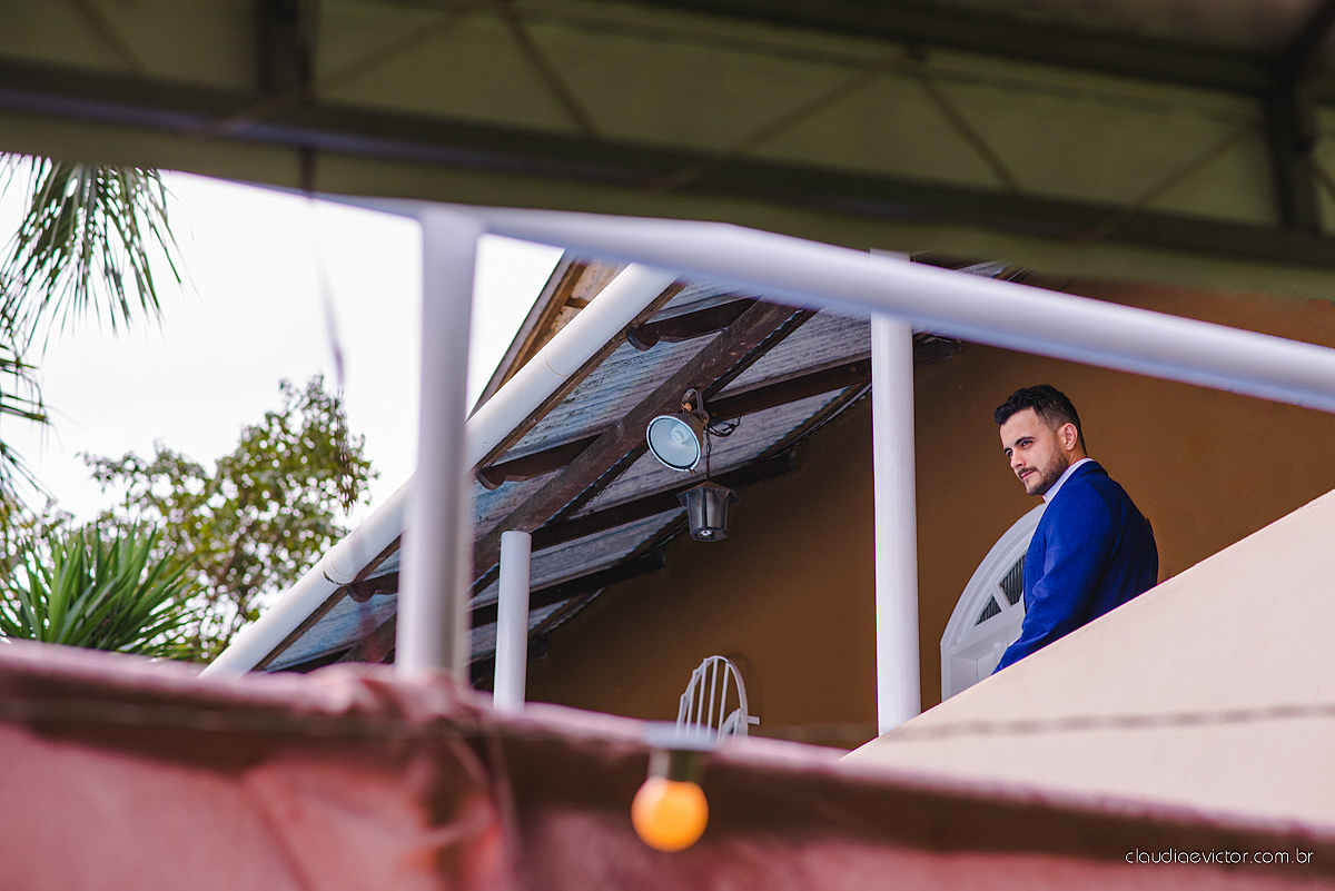 Lindo casamento familiar realizado ao ar livre num sítio em Santa Leopoldina por fotógrafos de casamento de vila velha fotógrafos de casamento de vitória fotógrafos de casamento de serra ES com noivo e noiva e pajens com lago e muita dança