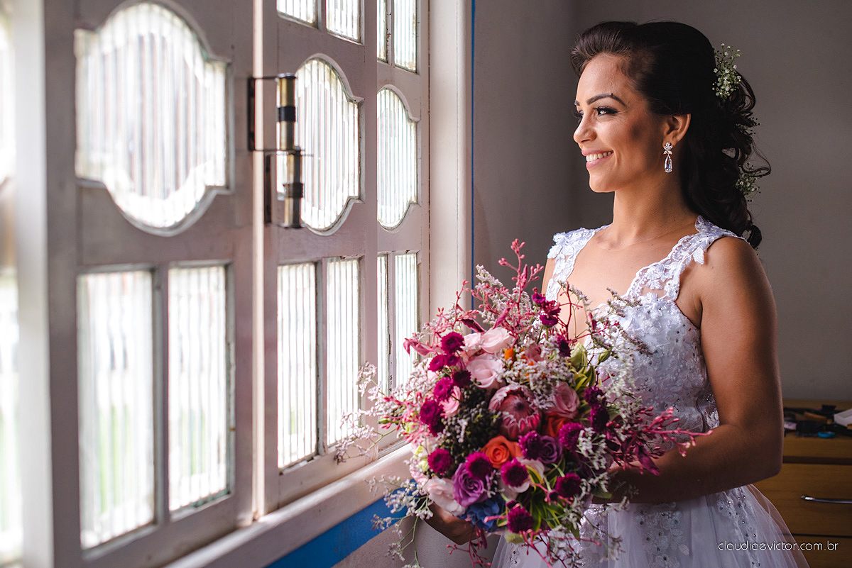 Lindo casamento familiar realizado ao ar livre num sítio em Santa Leopoldina por fotógrafos de casamento de vila velha fotógrafos de casamento de vitória fotógrafos de casamento de serra ES com noivo e noiva e pajens com lago e muita dança