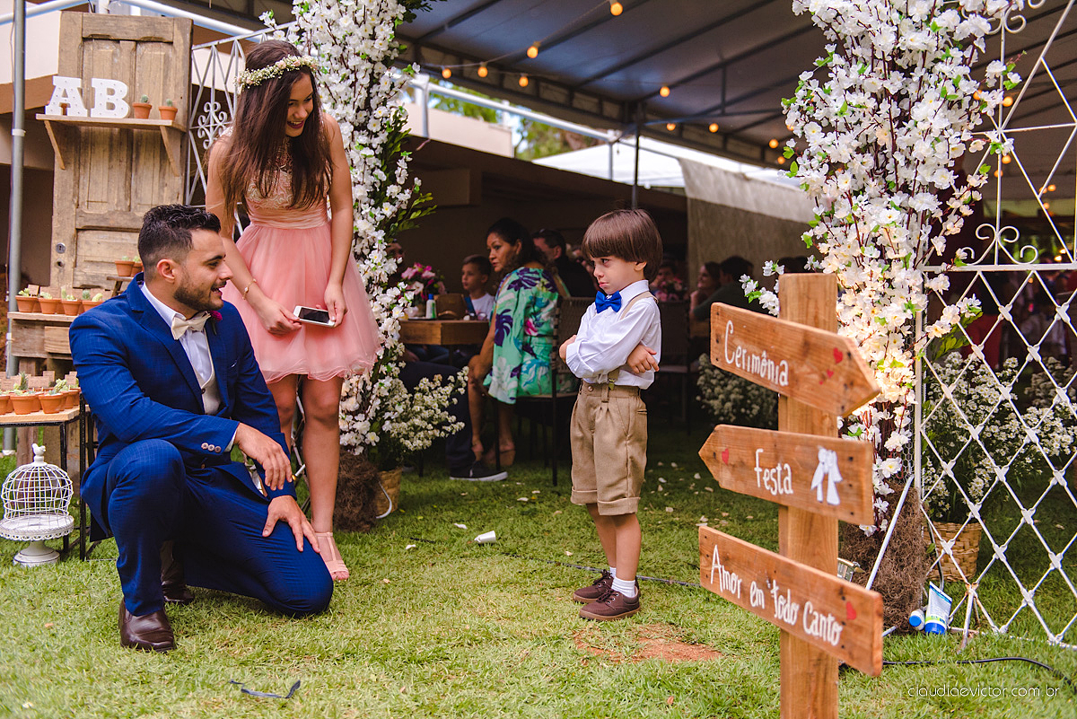 Lindo casamento familiar realizado ao ar livre num sítio em Santa Leopoldina por fotógrafos de casamento de vila velha fotógrafos de casamento de vitória fotógrafos de casamento de serra ES com noivo e noiva e pajens com lago e muita dança