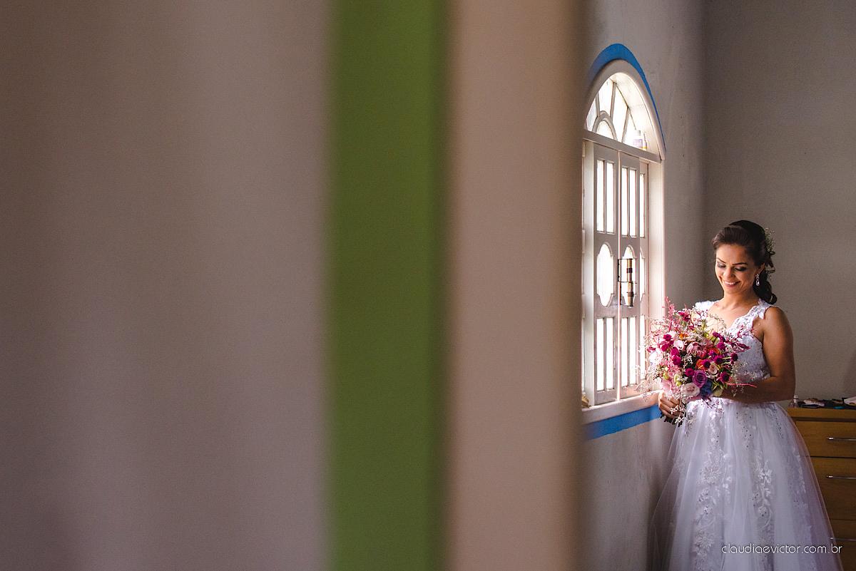 Lindo casamento familiar realizado ao ar livre num sítio em Santa Leopoldina por fotógrafos de casamento de vila velha fotógrafos de casamento de vitória fotógrafos de casamento de serra ES com noivo e noiva e pajens com lago e muita dança