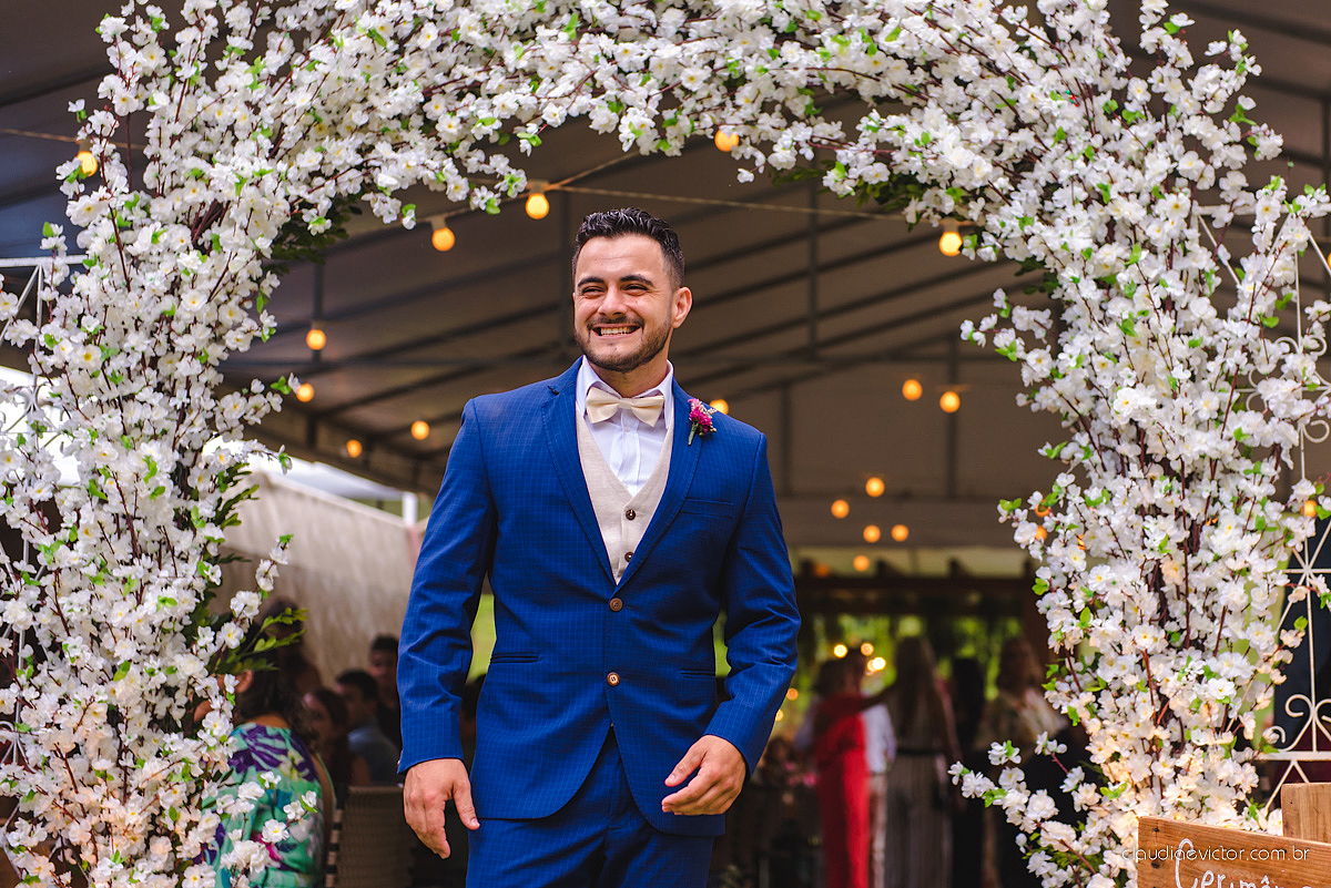Lindo casamento familiar realizado ao ar livre num sítio em Santa Leopoldina por fotógrafos de casamento de vila velha fotógrafos de casamento de vitória fotógrafos de casamento de serra ES com noivo e noiva e pajens com lago e muita dança