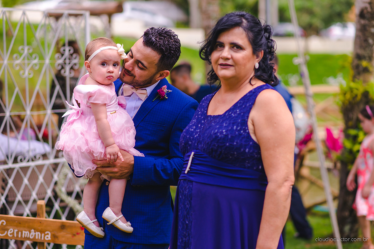 Lindo casamento familiar realizado ao ar livre num sítio em Santa Leopoldina por fotógrafos de casamento de vila velha fotógrafos de casamento de vitória fotógrafos de casamento de serra ES com noivo e noiva e pajens com lago e muita dança