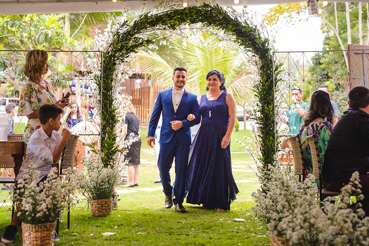 Lindo casamento familiar realizado ao ar livre num sítio em Santa Leopoldina por fotógrafos de casamento de vila velha fotógrafos de casamento de vitória fotógrafos de casamento de serra ES com noivo e noiva e pajens com lago e muita dança
