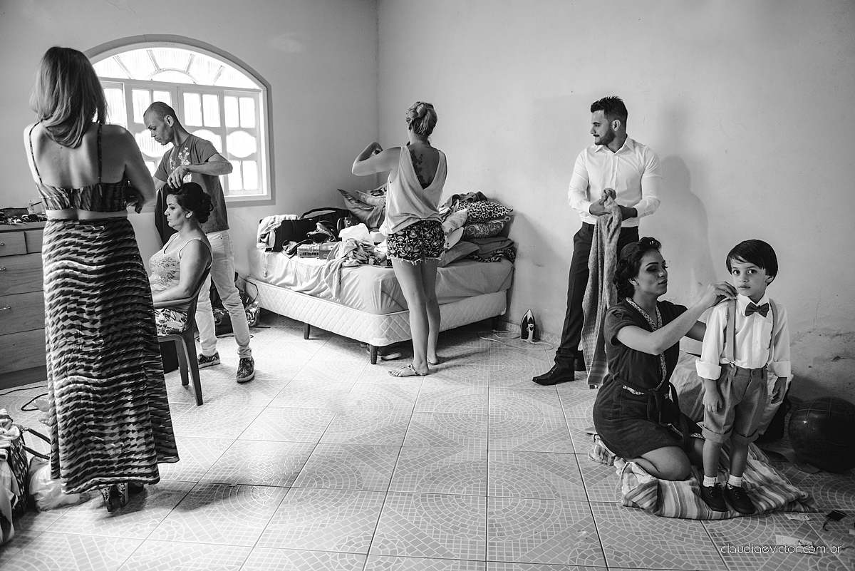 Lindo casamento familiar realizado ao ar livre num sítio em Santa Leopoldina por fotógrafos de casamento de vila velha fotógrafos de casamento de vitória fotógrafos de casamento de serra ES com noivo e noiva e pajens com lago e muita dança