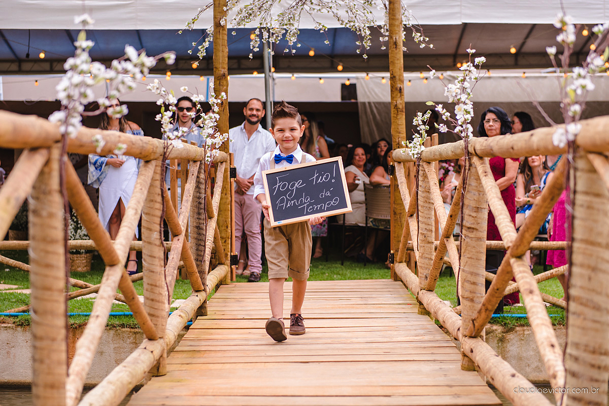 Lindo casamento familiar realizado ao ar livre num sítio em Santa Leopoldina por fotógrafos de casamento de vila velha fotógrafos de casamento de vitória fotógrafos de casamento de serra ES com noivo e noiva e pajens com lago e muita dança