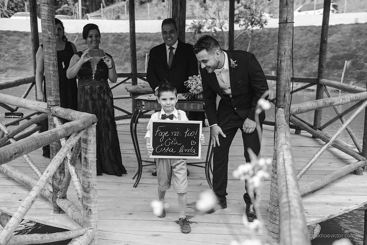 Lindo casamento familiar realizado ao ar livre num sítio em Santa Leopoldina por fotógrafos de casamento de vila velha fotógrafos de casamento de vitória fotógrafos de casamento de serra ES com noivo e noiva e pajens com lago e muita dança