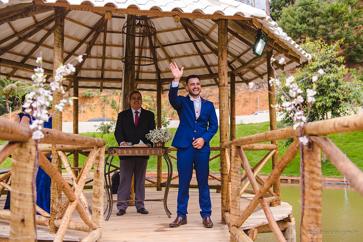 Lindo casamento familiar realizado ao ar livre num sítio em Santa Leopoldina por fotógrafos de casamento de vila velha fotógrafos de casamento de vitória fotógrafos de casamento de serra ES com noivo e noiva e pajens com lago e muita dança