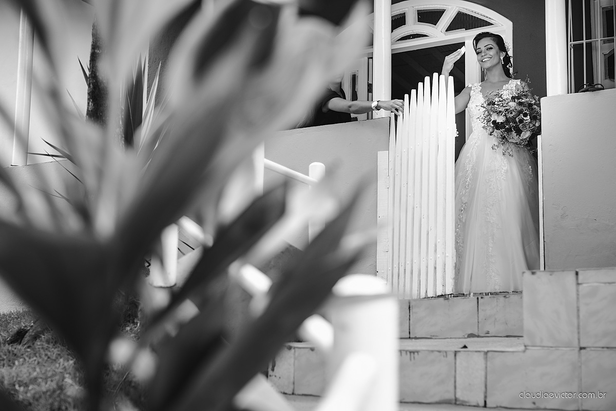 Lindo casamento familiar realizado ao ar livre num sítio em Santa Leopoldina por fotógrafos de casamento de vila velha fotógrafos de casamento de vitória fotógrafos de casamento de serra ES com noivo e noiva e pajens com lago e muita dança