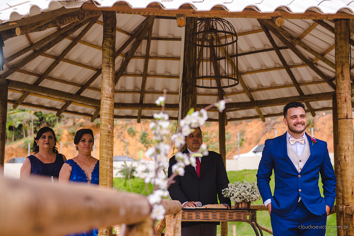 Lindo casamento familiar realizado ao ar livre num sítio em Santa Leopoldina por fotógrafos de casamento de vila velha fotógrafos de casamento de vitória fotógrafos de casamento de serra ES com noivo e noiva e pajens com lago e muita dança