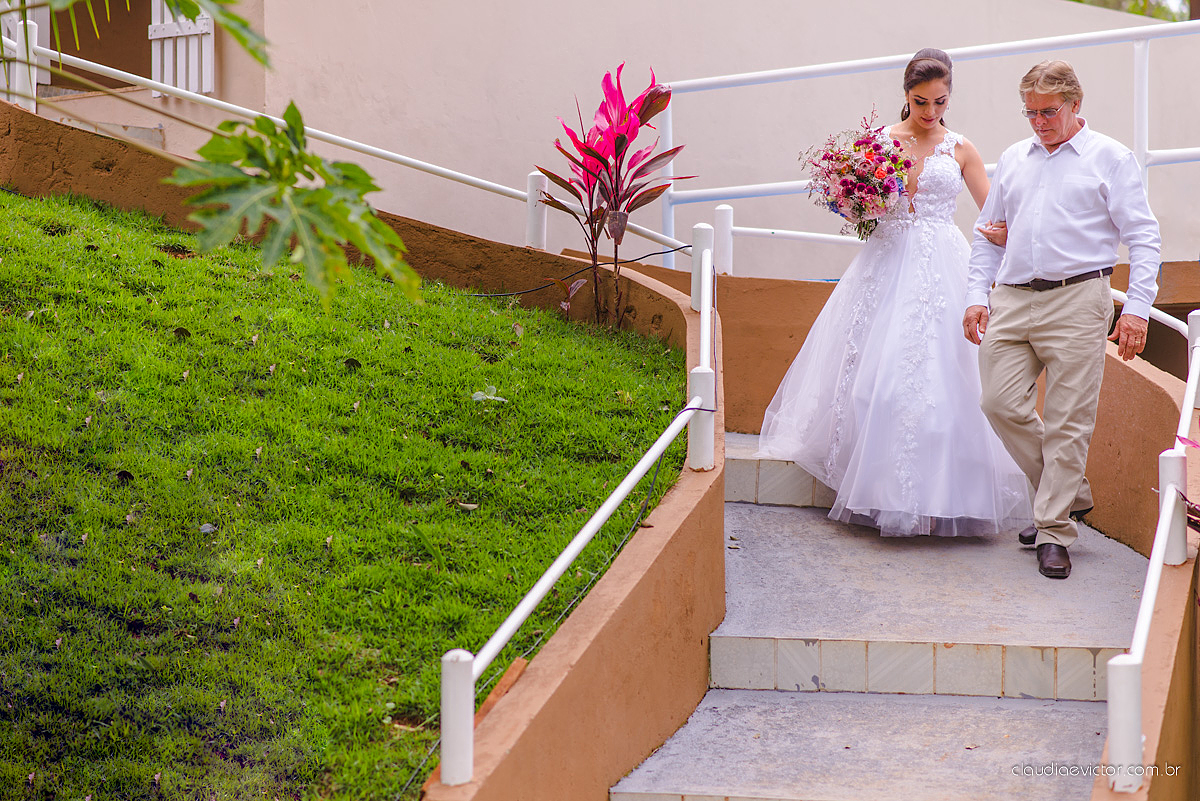 Lindo casamento familiar realizado ao ar livre num sítio em Santa Leopoldina por fotógrafos de casamento de vila velha fotógrafos de casamento de vitória fotógrafos de casamento de serra ES com noivo e noiva e pajens com lago e muita dança
