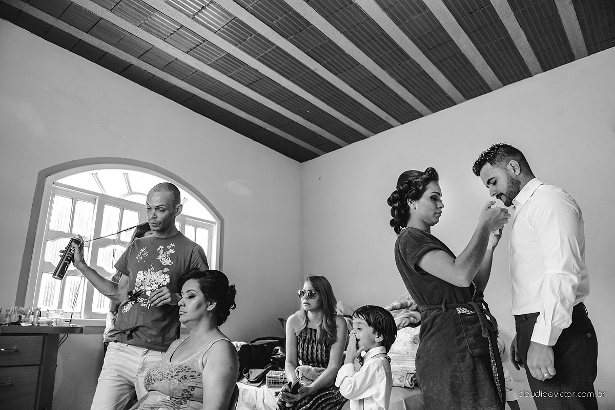 Lindo casamento familiar realizado ao ar livre num sítio em Santa Leopoldina por fotógrafos de casamento de vila velha fotógrafos de casamento de vitória fotógrafos de casamento de serra ES com noivo e noiva e pajens com lago e muita dança