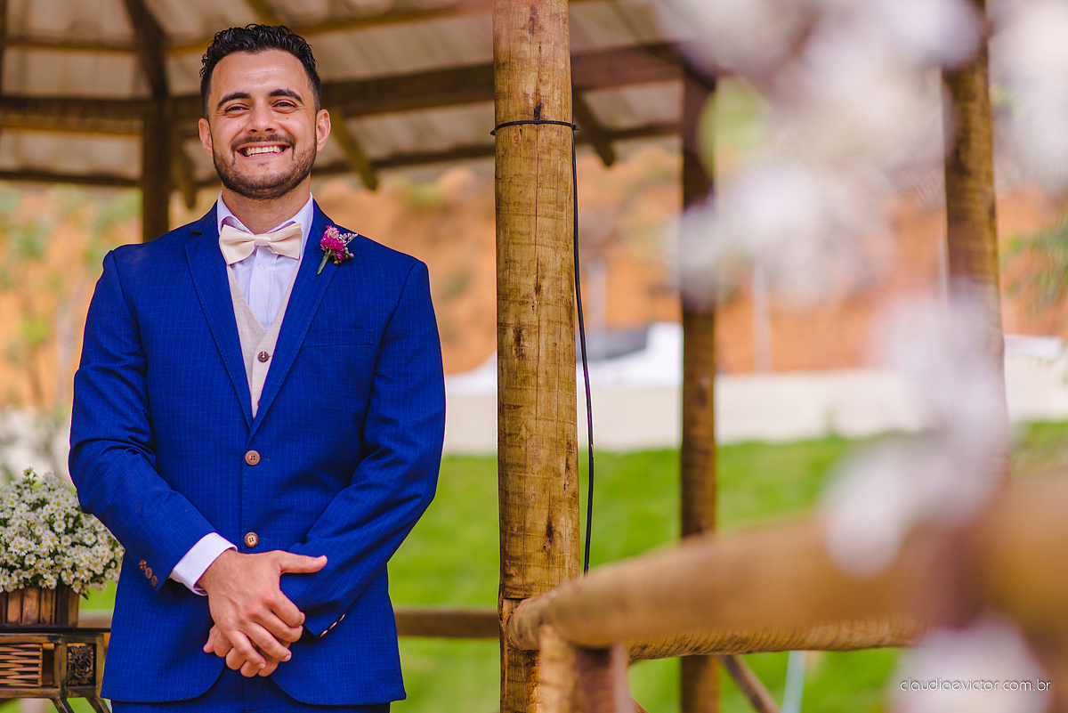 Lindo casamento familiar realizado ao ar livre num sítio em Santa Leopoldina por fotógrafos de casamento de vila velha fotógrafos de casamento de vitória fotógrafos de casamento de serra ES com noivo e noiva e pajens com lago e muita dança
