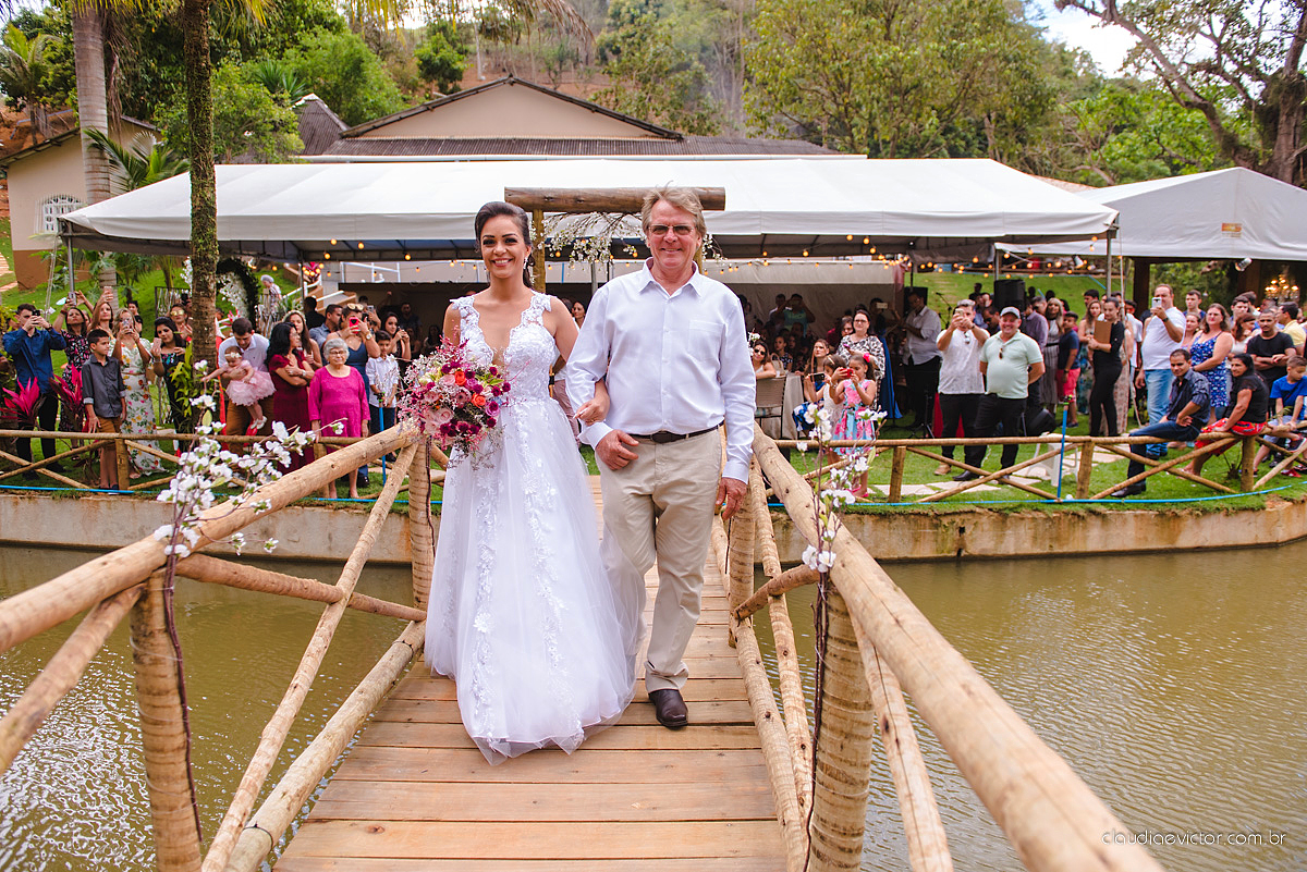 Lindo casamento familiar realizado ao ar livre num sítio em Santa Leopoldina por fotógrafos de casamento de vila velha fotógrafos de casamento de vitória fotógrafos de casamento de serra ES com noivo e noiva e pajens com lago e muita dança