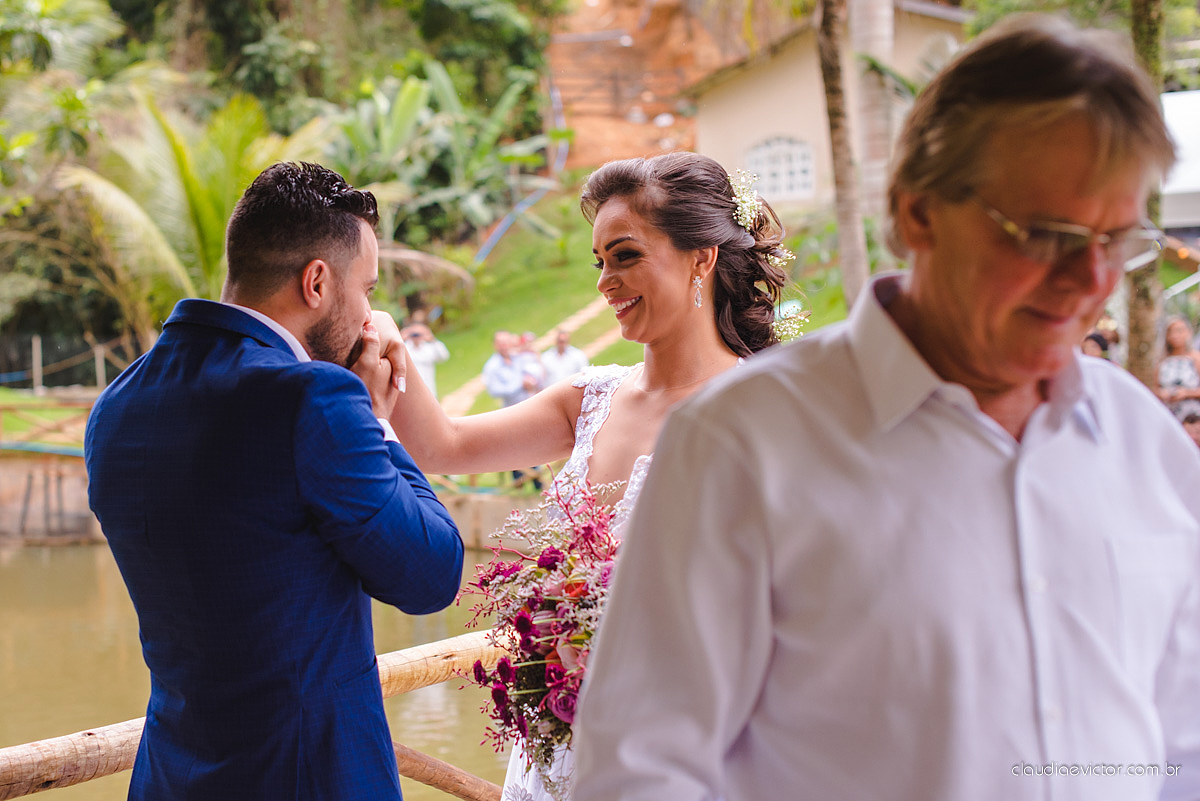 Lindo casamento familiar realizado ao ar livre num sítio em Santa Leopoldina por fotógrafos de casamento de vila velha fotógrafos de casamento de vitória fotógrafos de casamento de serra ES com noivo e noiva e pajens com lago e muita dança
