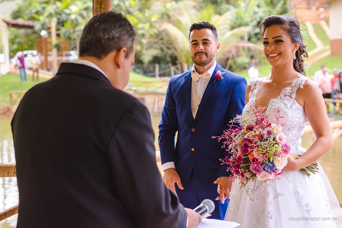 Lindo casamento familiar realizado ao ar livre num sítio em Santa Leopoldina por fotógrafos de casamento de vila velha fotógrafos de casamento de vitória fotógrafos de casamento de serra ES com noivo e noiva e pajens com lago e muita dança
