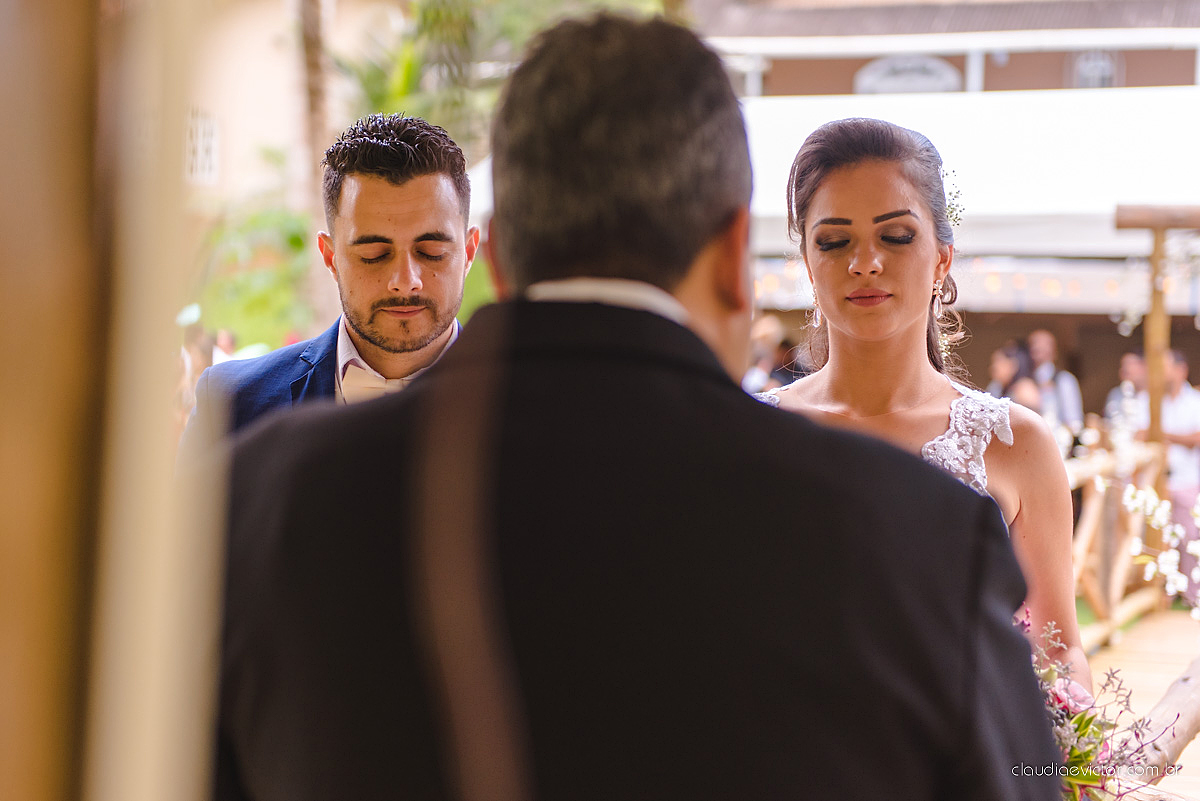 Lindo casamento familiar realizado ao ar livre num sítio em Santa Leopoldina por fotógrafos de casamento de vila velha fotógrafos de casamento de vitória fotógrafos de casamento de serra ES com noivo e noiva e pajens com lago e muita dança