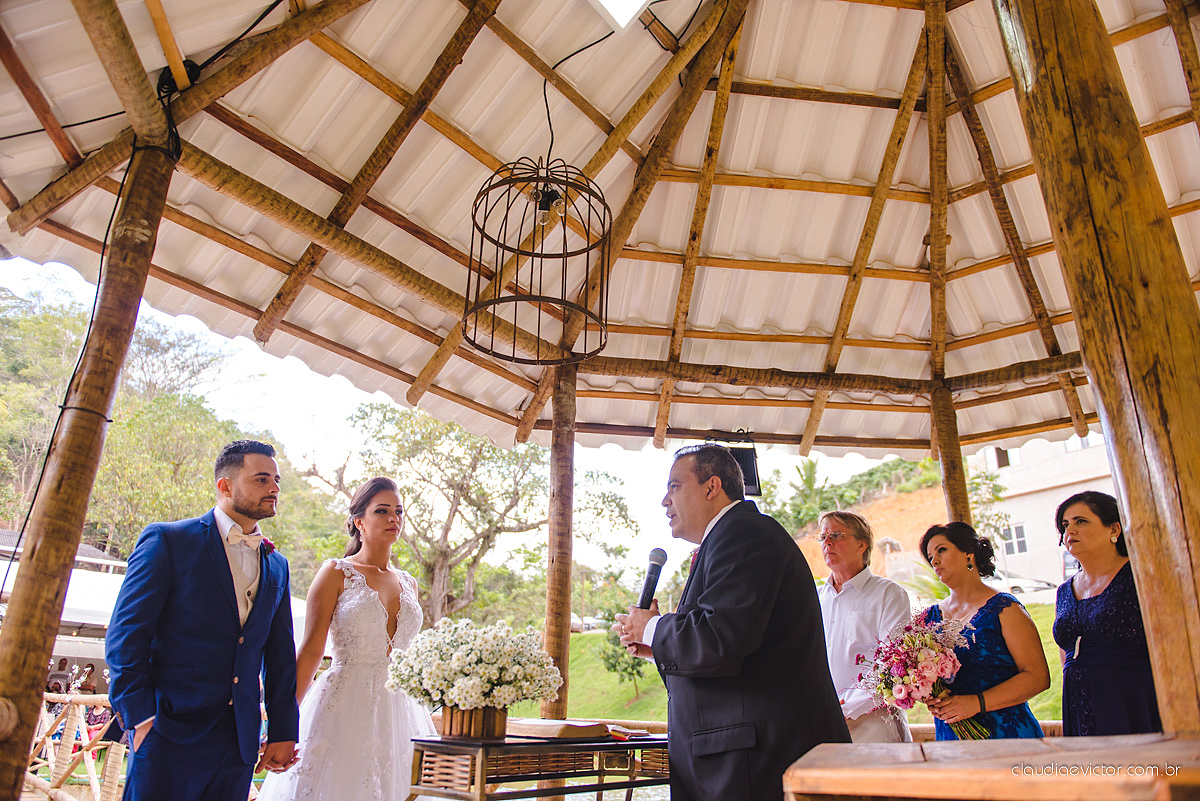 Lindo casamento familiar realizado ao ar livre num sítio em Santa Leopoldina por fotógrafos de casamento de vila velha fotógrafos de casamento de vitória fotógrafos de casamento de serra ES com noivo e noiva e pajens com lago e muita dança