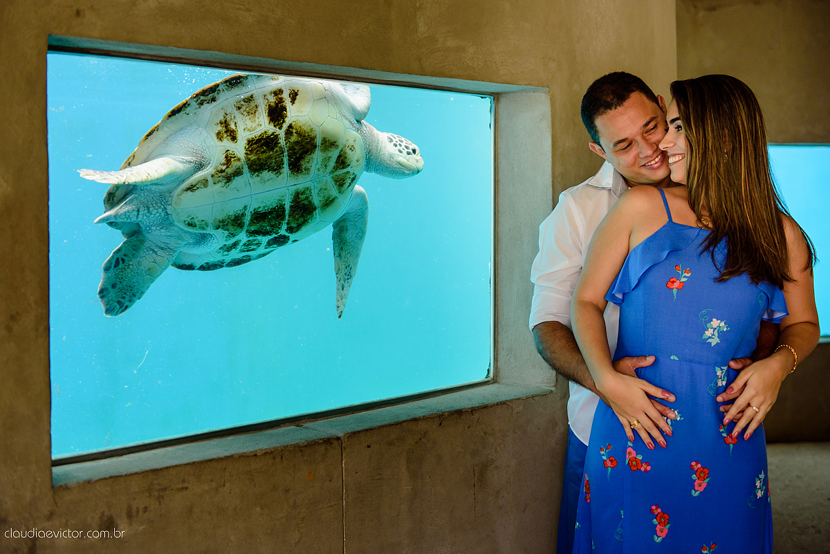 Lindo ensaio de casal e namoro pré-casamento realizado em Vitória no Projeto Tamar e na Ilha do Frade por fotógrafos de casamento de vila velha fotógrafos de casamento de vitória fotógrafos de casamento de serra Espírito Santo ES com noivo e noiva