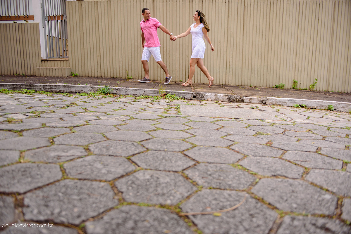 Lindo ensaio de casal e namoro pré-casamento realizado em Vitória no Projeto Tamar e na Ilha do Frade por fotógrafos de casamento de vila velha fotógrafos de casamento de vitória fotógrafos de casamento de serra Espírito Santo ES com noivo e noiva