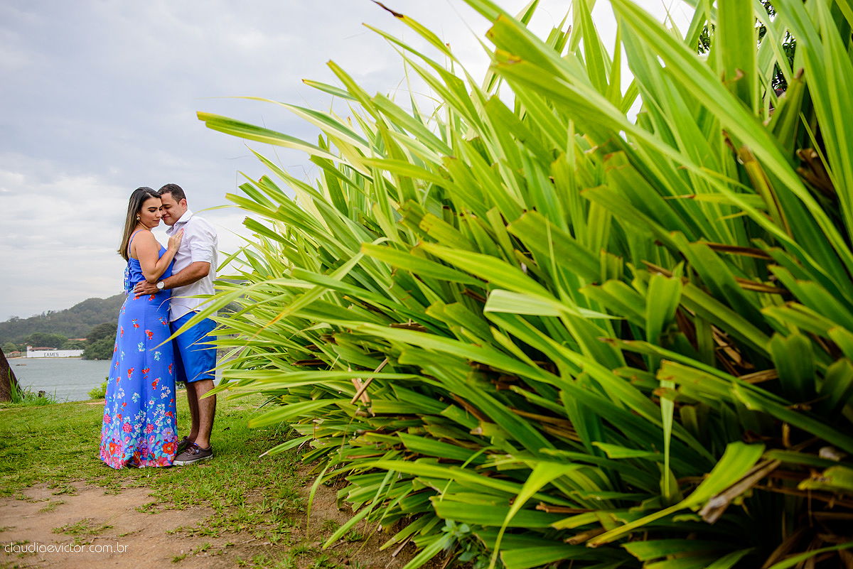 Lindo ensaio de casal e namoro pré-casamento realizado em Vitória no Projeto Tamar e na Ilha do Frade por fotógrafos de casamento de vila velha fotógrafos de casamento de vitória fotógrafos de casamento de serra Espírito Santo ES com noivo e noiva