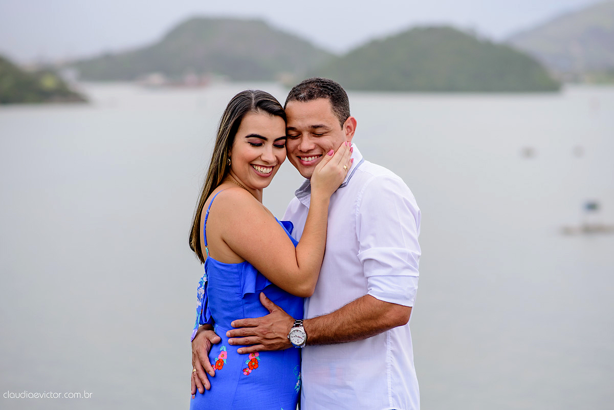 Lindo ensaio de casal e namoro pré-casamento realizado em Vitória no Projeto Tamar e na Ilha do Frade por fotógrafos de casamento de vila velha fotógrafos de casamento de vitória fotógrafos de casamento de serra Espírito Santo ES com noivo e noiva