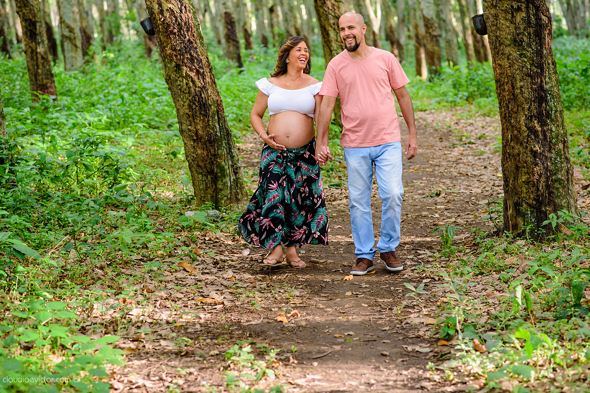 Ensaio de Gestante realizado por fotógrafos de casamento de Vila Velha fotógrafos de casamento de vitória fotógrafos de casamento de serra Espírito Santo ES num estúdio musical com instrumentos, pôr do sol ,floresta, ruínas e felicidade
