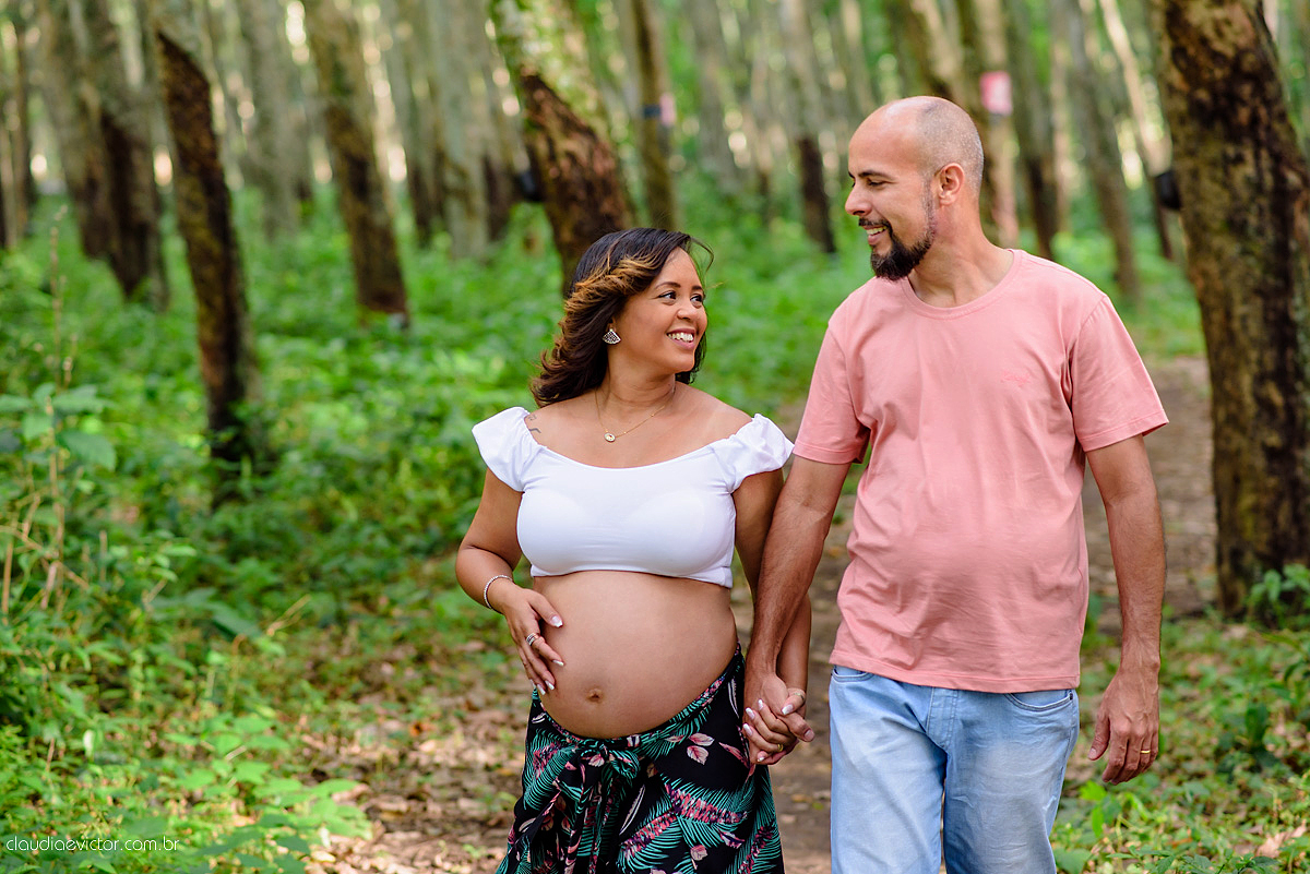 Ensaio de Gestante realizado por fotógrafos de casamento de Vila Velha fotógrafos de casamento de vitória fotógrafos de casamento de serra Espírito Santo ES num estúdio musical com instrumentos, pôr do sol ,floresta, ruínas e felicidade