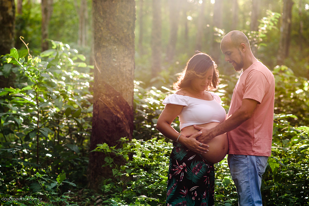 Ensaio de Gestante realizado por fotógrafos de casamento de Vila Velha fotógrafos de casamento de vitória fotógrafos de casamento de serra Espírito Santo ES num estúdio musical com instrumentos, pôr do sol ,floresta, ruínas e felicidade