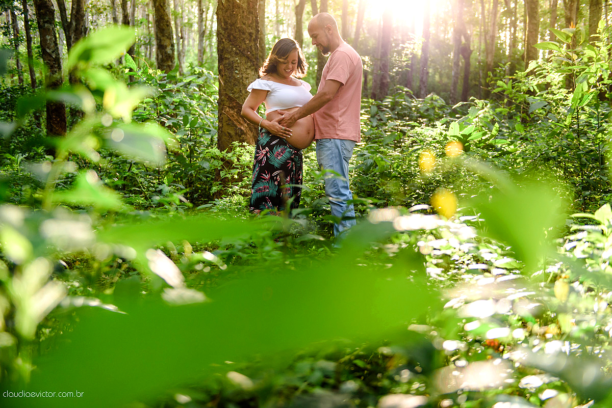 Ensaio de Gestante realizado por fotógrafos de casamento de Vila Velha fotógrafos de casamento de vitória fotógrafos de casamento de serra Espírito Santo ES num estúdio musical com instrumentos, pôr do sol ,floresta, ruínas e felicidade