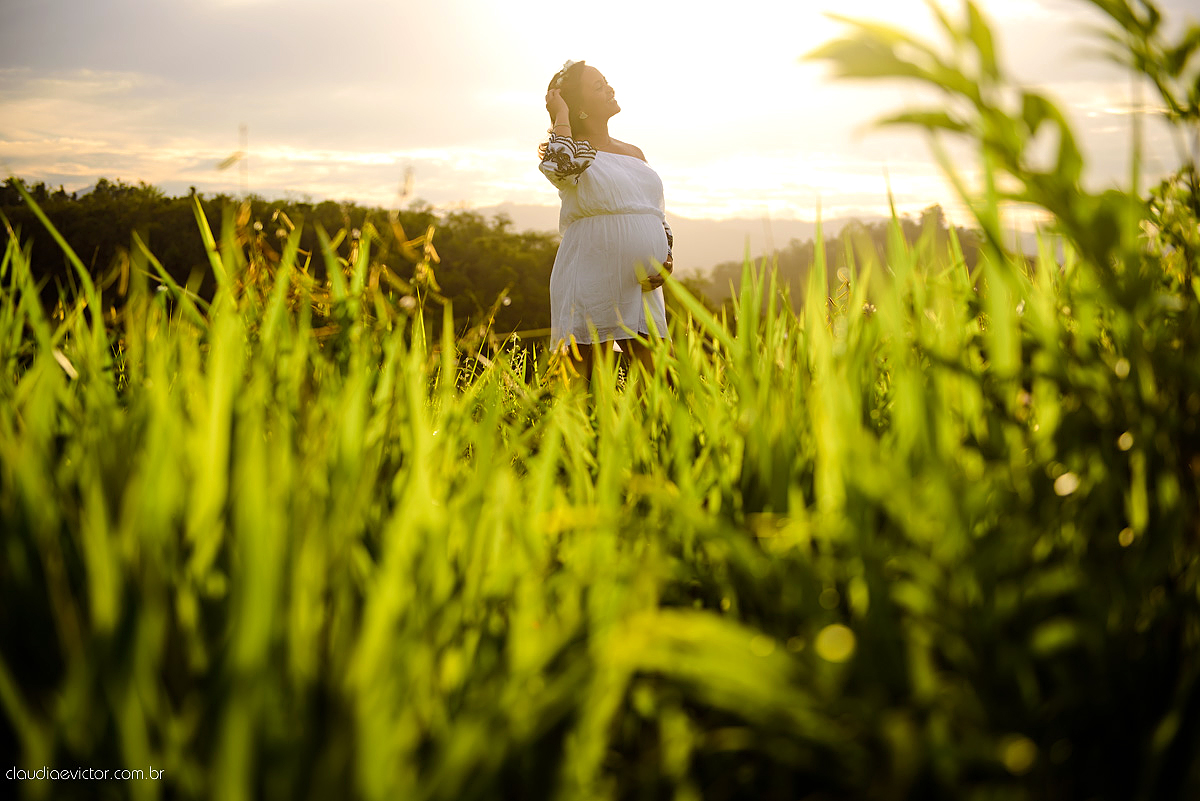 Ensaio de Gestante realizado por fotógrafos de casamento de Vila Velha fotógrafos de casamento de vitória fotógrafos de casamento de serra Espírito Santo ES num estúdio musical com instrumentos, pôr do sol ,floresta, ruínas e felicidade