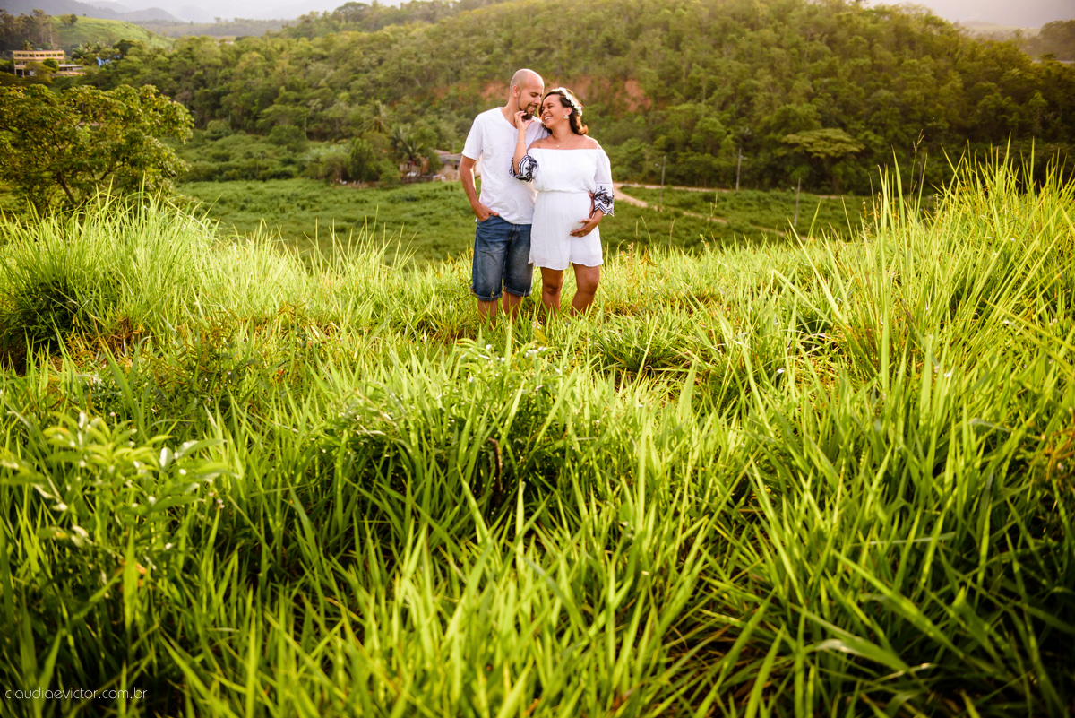 Ensaio de Gestante realizado por fotógrafos de casamento de Vila Velha fotógrafos de casamento de vitória fotógrafos de casamento de serra Espírito Santo ES num estúdio musical com instrumentos, pôr do sol ,floresta, ruínas e felicidade