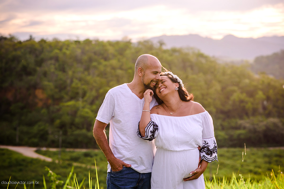 Ensaio de Gestante realizado por fotógrafos de casamento de Vila Velha fotógrafos de casamento de vitória fotógrafos de casamento de serra Espírito Santo ES num estúdio musical com instrumentos, pôr do sol ,floresta, ruínas e felicidade