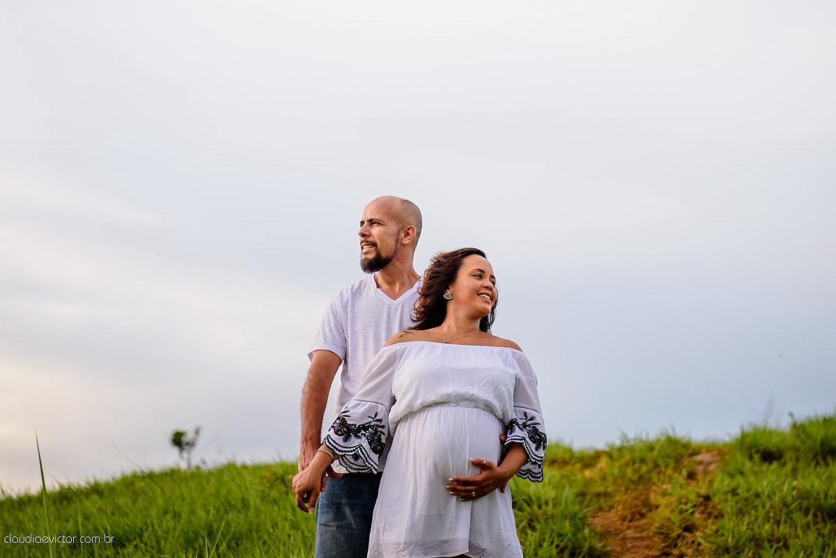 Ensaio de Gestante realizado por fotógrafos de casamento de Vila Velha fotógrafos de casamento de vitória fotógrafos de casamento de serra Espírito Santo ES num estúdio musical com instrumentos, pôr do sol ,floresta, ruínas e felicidade