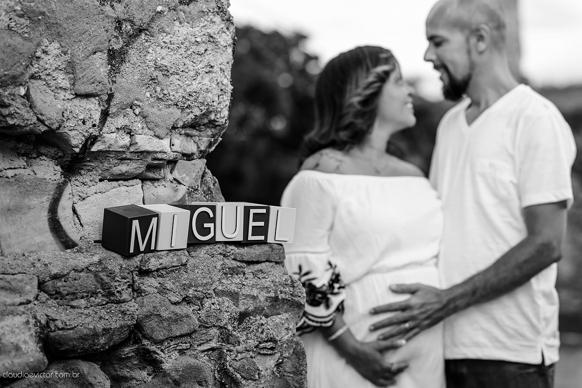 Ensaio de Gestante realizado por fotógrafos de casamento de Vila Velha fotógrafos de casamento de vitória fotógrafos de casamento de serra Espírito Santo ES num estúdio musical com instrumentos, pôr do sol ,floresta, ruínas e felicidade