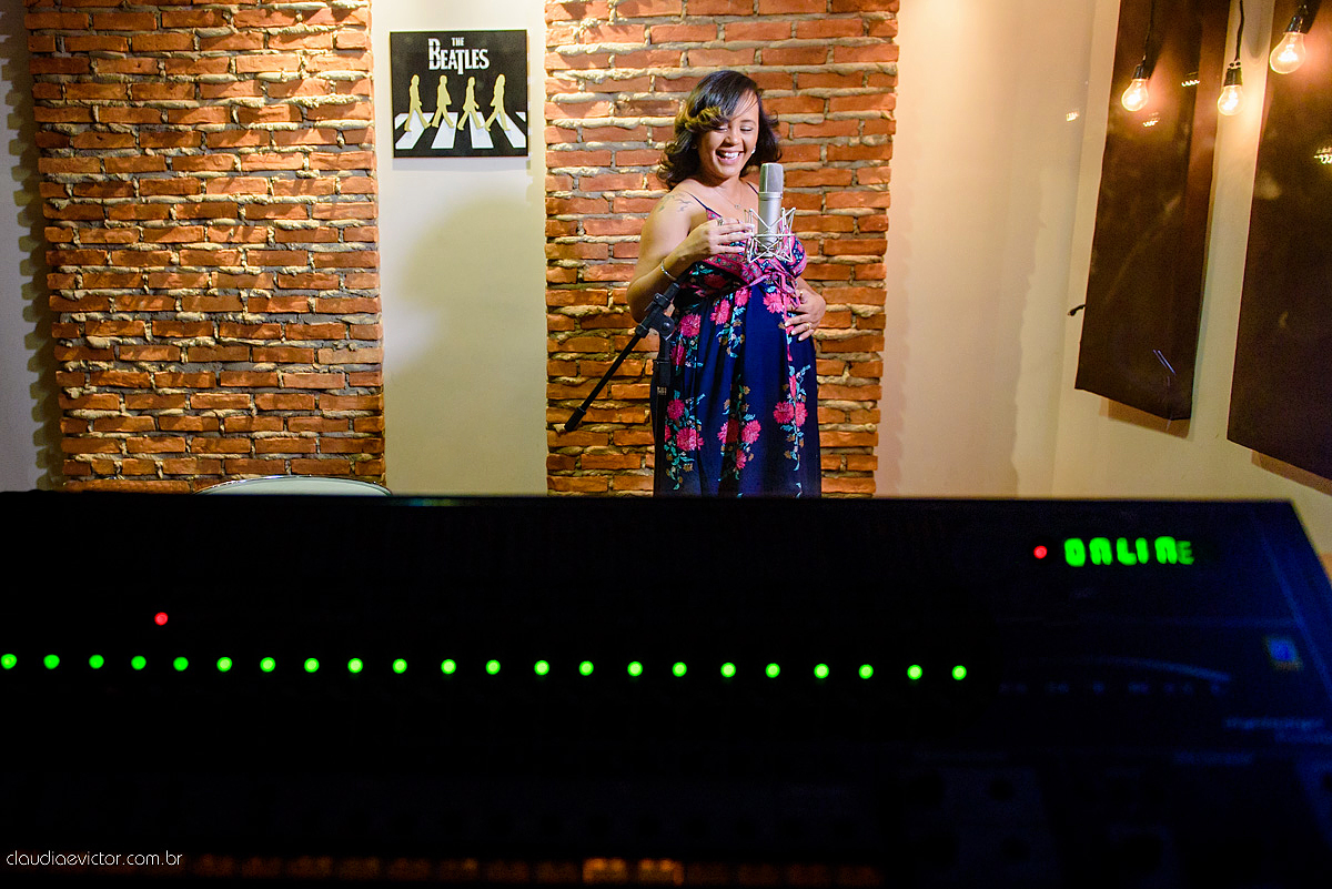 Ensaio de Gestante realizado por fotógrafos de casamento de Vila Velha fotógrafos de casamento de vitória fotógrafos de casamento de serra Espírito Santo ES num estúdio musical com instrumentos, pôr do sol ,floresta, ruínas e felicidade