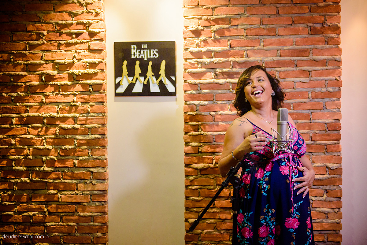 Ensaio de Gestante realizado por fotógrafos de casamento de Vila Velha fotógrafos de casamento de vitória fotógrafos de casamento de serra Espírito Santo ES num estúdio musical com instrumentos, pôr do sol ,floresta, ruínas e felicidade
