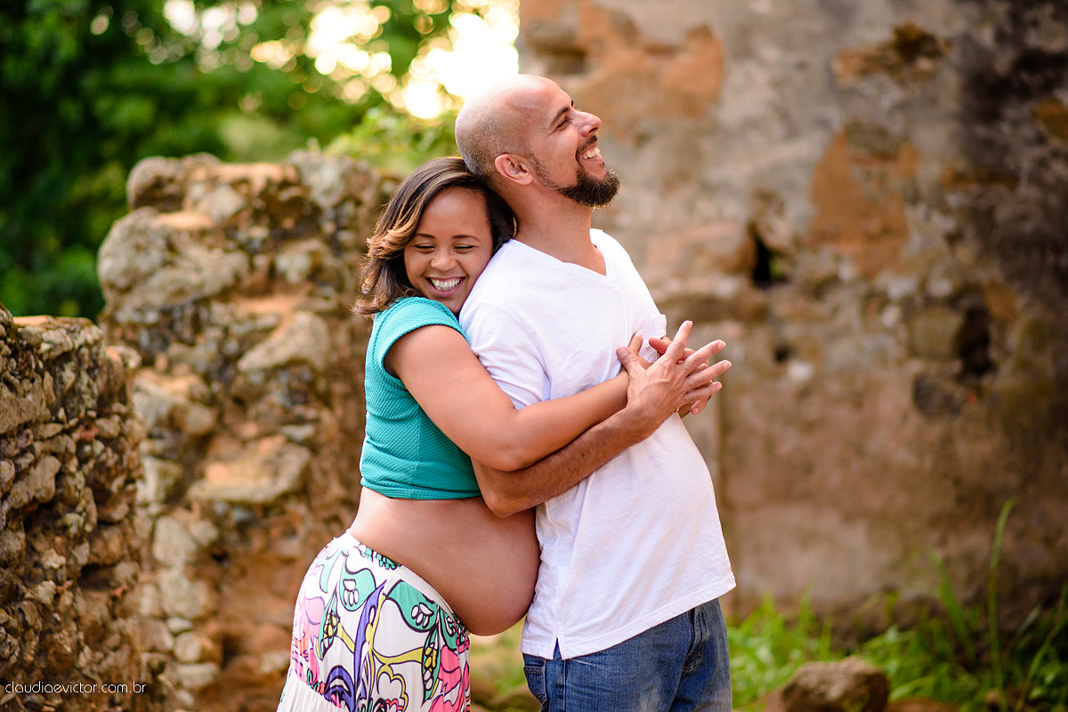Ensaio de Gestante realizado por fotógrafos de casamento de Vila Velha fotógrafos de casamento de vitória fotógrafos de casamento de serra Espírito Santo ES num estúdio musical com instrumentos, pôr do sol ,floresta, ruínas e felicidade