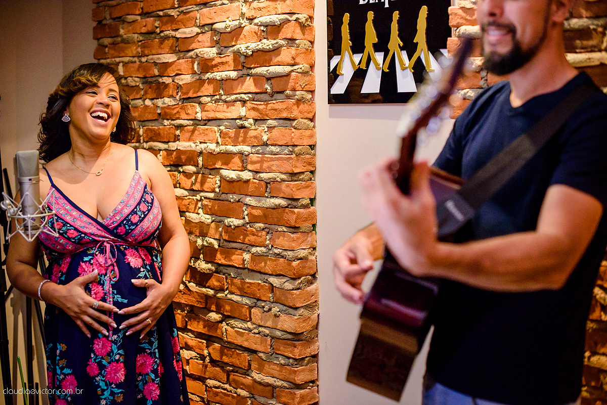 Ensaio de Gestante realizado por fotógrafos de casamento de Vila Velha fotógrafos de casamento de vitória fotógrafos de casamento de serra Espírito Santo ES num estúdio musical com instrumentos, pôr do sol ,floresta, ruínas e felicidade