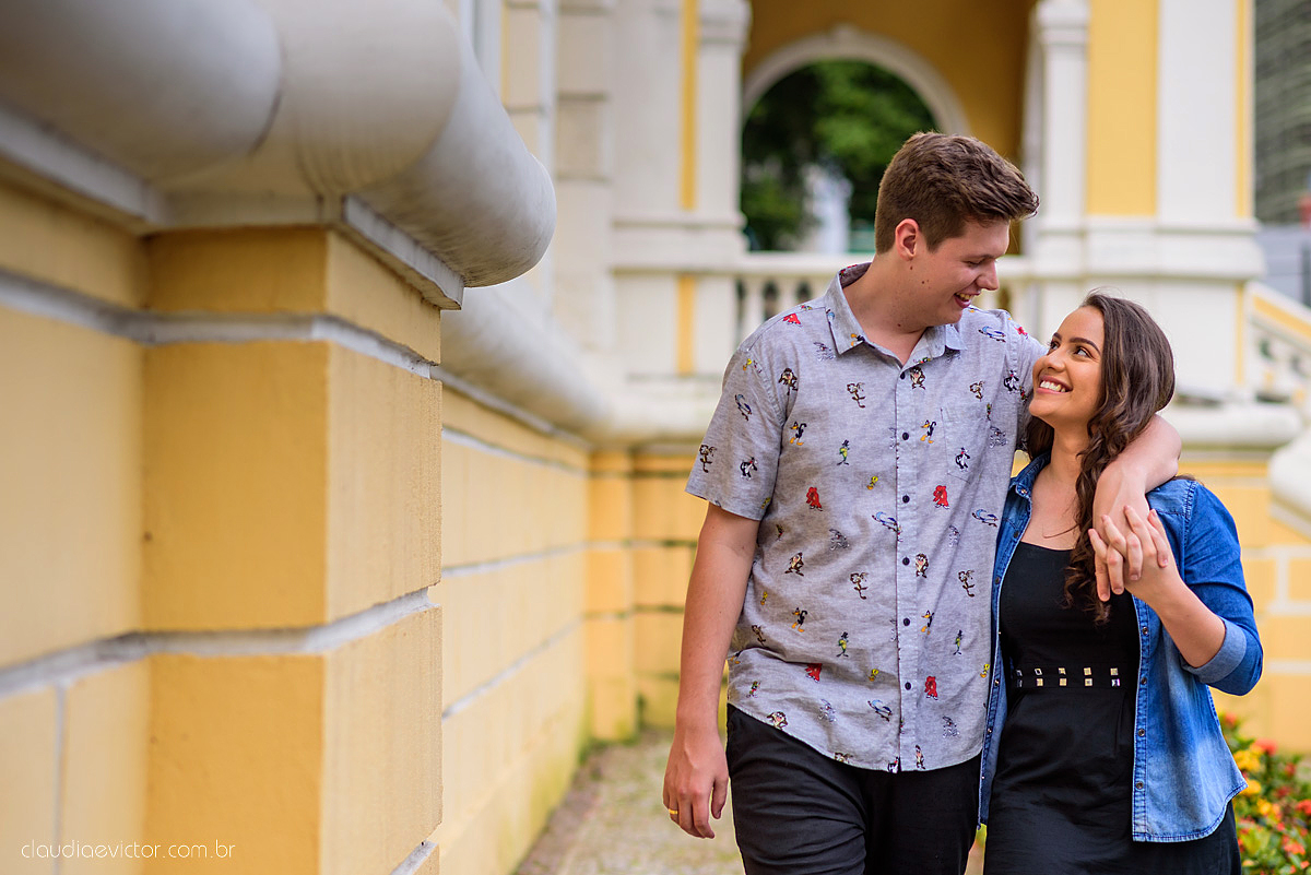Lindo ensaio de casal urbano realizado na cidade alta centro de vitória por fotógrafos de casamento de vila velha fotógrafos de casamento de vitória fotógrafos de casamento de serra espírito santo ES com noivo e noiva