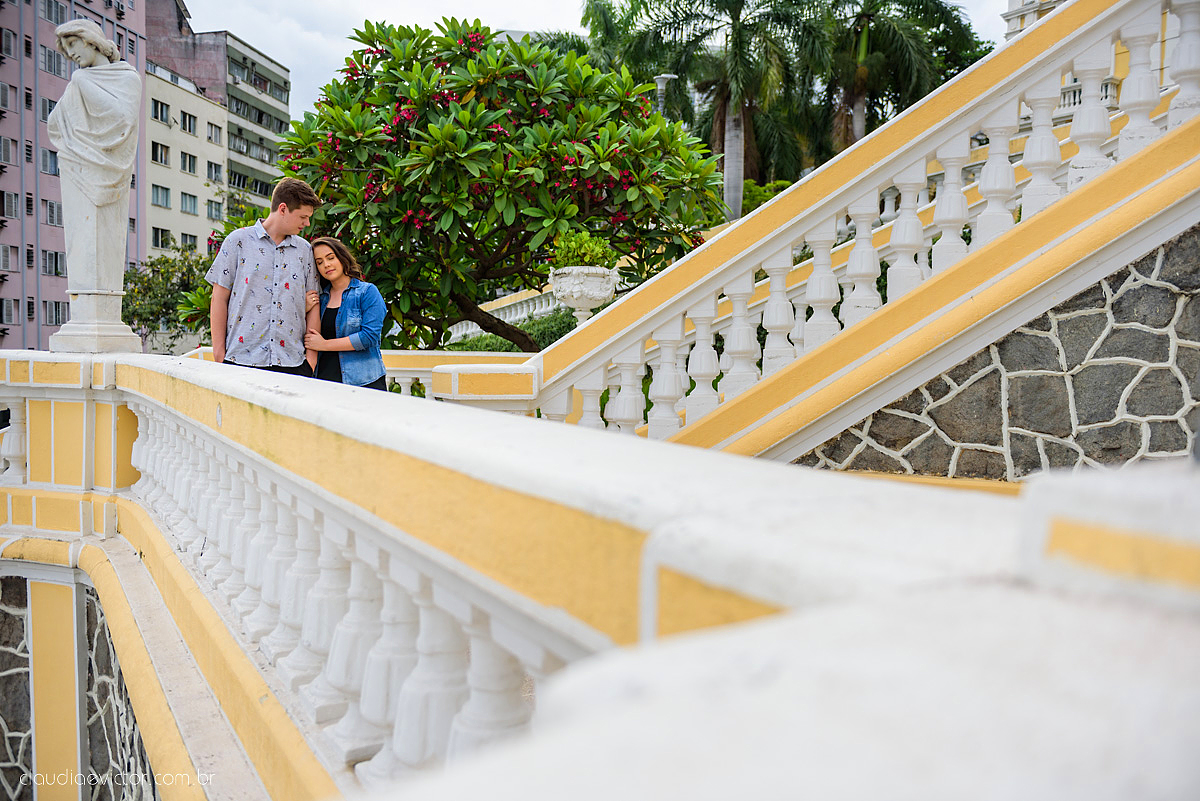 Lindo ensaio de casal urbano realizado na cidade alta centro de vitória por fotógrafos de casamento de vila velha fotógrafos de casamento de vitória fotógrafos de casamento de serra espírito santo ES com noivo e noiva