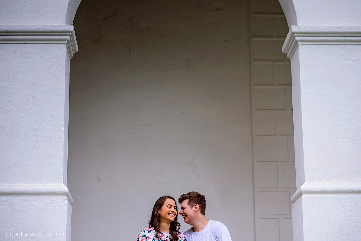 Lindo ensaio de casal urbano realizado na cidade alta centro de vitória por fotógrafos de casamento de vila velha fotógrafos de casamento de vitória fotógrafos de casamento de serra espírito santo ES com noivo e noiva