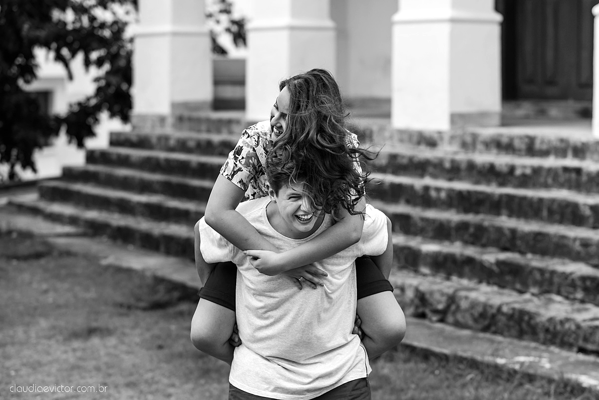 Lindo ensaio de casal urbano realizado na cidade alta centro de vitória por fotógrafos de casamento de vila velha fotógrafos de casamento de vitória fotógrafos de casamento de serra espírito santo ES com noivo e noiva