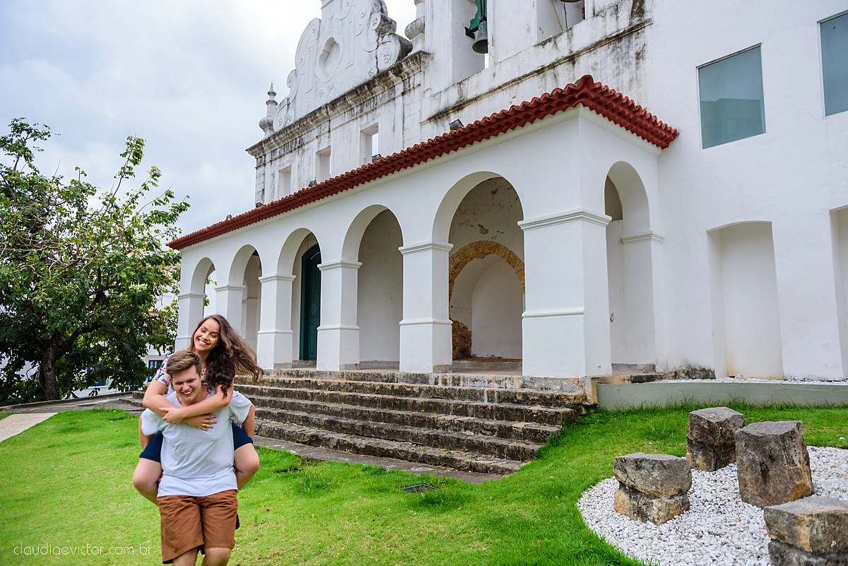 Lindo ensaio de casal urbano realizado na cidade alta centro de vitória por fotógrafos de casamento de vila velha fotógrafos de casamento de vitória fotógrafos de casamento de serra espírito santo ES com noivo e noiva