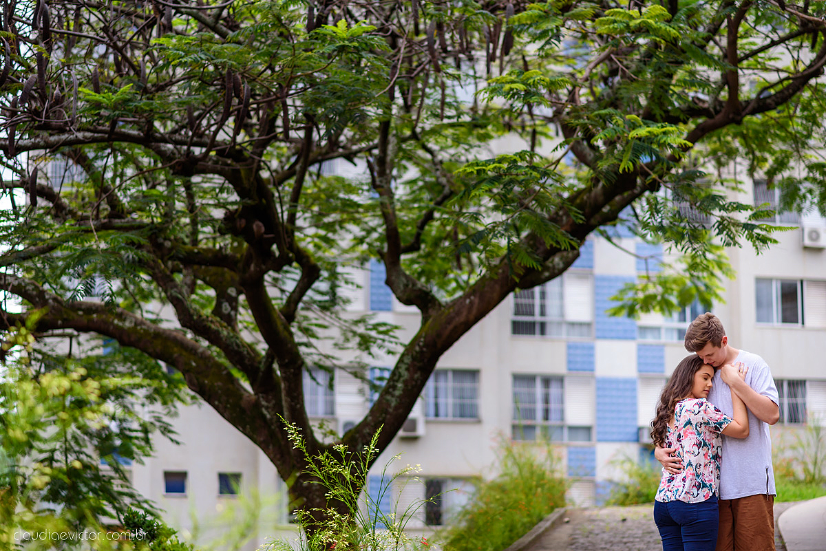 Lindo ensaio de casal urbano realizado na cidade alta centro de vitória por fotógrafos de casamento de vila velha fotógrafos de casamento de vitória fotógrafos de casamento de serra espírito santo ES com noivo e noiva