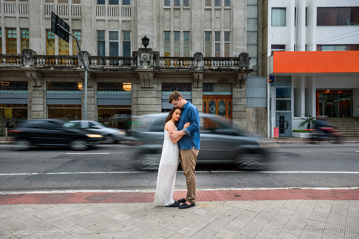 Lindo ensaio de casal urbano realizado na cidade alta centro de vitória por fotógrafos de casamento de vila velha fotógrafos de casamento de vitória fotógrafos de casamento de serra espírito santo ES com noivo e noiva